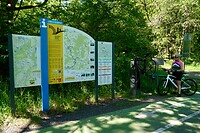 Uitgebreide overzichtsborden en fietsreparatiestations onderweg (met pomp en reparatiespullen)