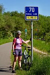 Marja poseert bij haar eigen bordje
