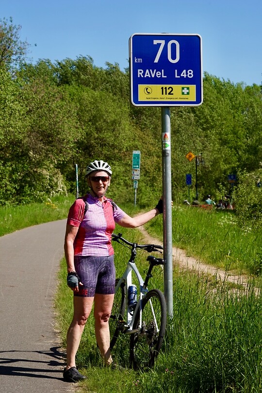 Marja poseert bij haar eigen bordje