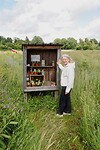 Hier geen boekenkastje, maar kastje met kleine plantjes die voor een Euro per stuk te koop waren