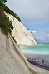 De prachtige kalksteenkliffen vam Møns Klint, helder wit als de zon erop schijnt