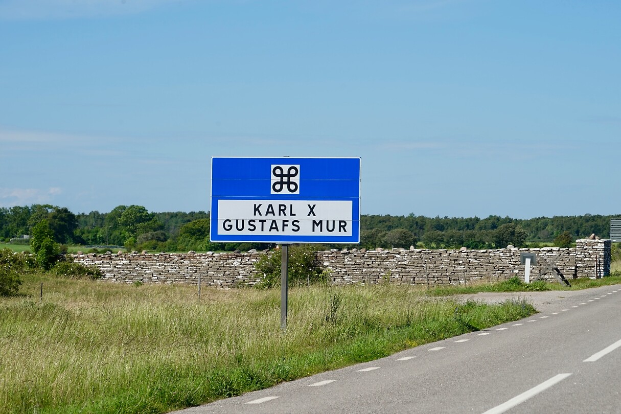 De muur is nog geheel intact, op twee plekken na waar de provinciale weg er doorheen loopt