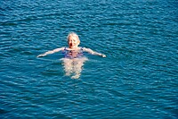Marja dobbert in het kraakheldere water van Grönhögens Kalkgrobb