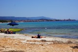 Blik op Alghero vanaf het strand