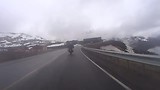 We rijden door de bergen