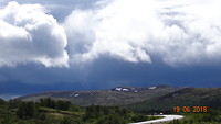 Donkere wolken boven de bergen