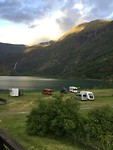 De zon om 22:00 uur nog op de toppen van de berg