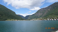 Skjolden op de achtergrond