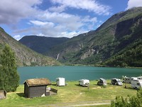 Uitzicht vanaf de hut op het mooie groene water