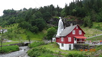Mooi huisje bij een waterval