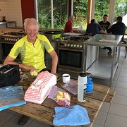 Ontbijten in de buitenkeuken
