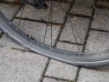 Ai, eerste lekke band.