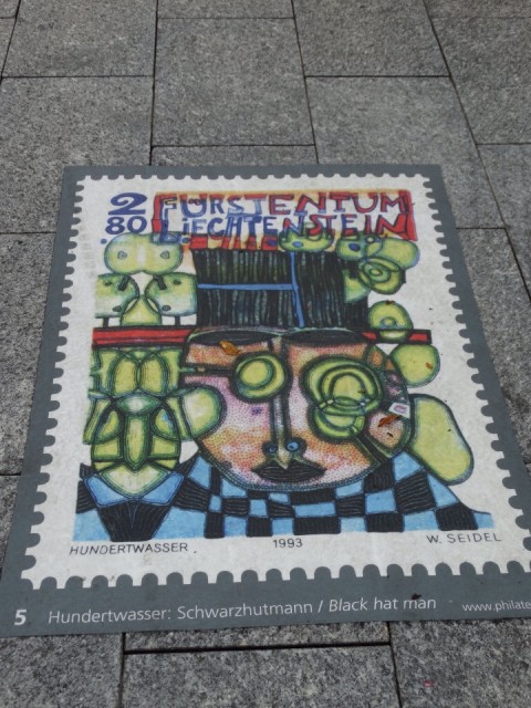 Voor het postzegelmuseum