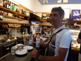 Een borreltje water bij de koffie aan de bar