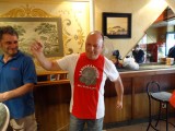 Onze barman in zijn Ajax shirt