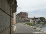 fietsen langs de Tiber, met de Enbelenburcht op de achtergrond