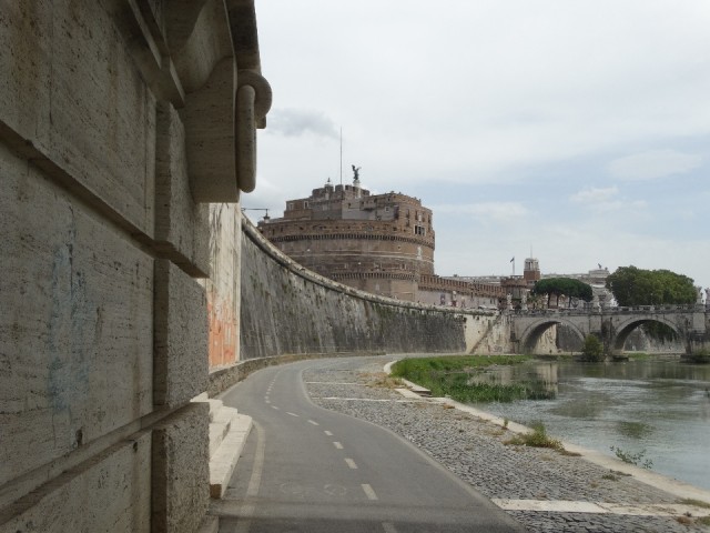 fietsen langs de Tiber, met de Enbelenburcht op de achtergrond
