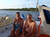 op het achterdek van de catamaran