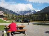 Picknick met uitzicht op Mount Robson, hoogste berg in Canada