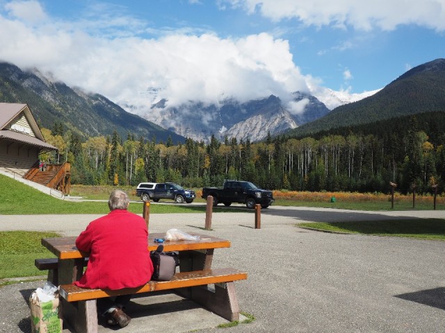 Picknick met uitzicht op Mount Robson, hoogste berg in Canada