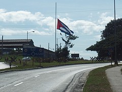 De vlag halfstok vanwege het overlijden van Fidel Castro