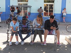 Ook hier moderne jeugd: wel alleen op het plein waar wifi was