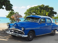 Oldtimer met turquoise zee