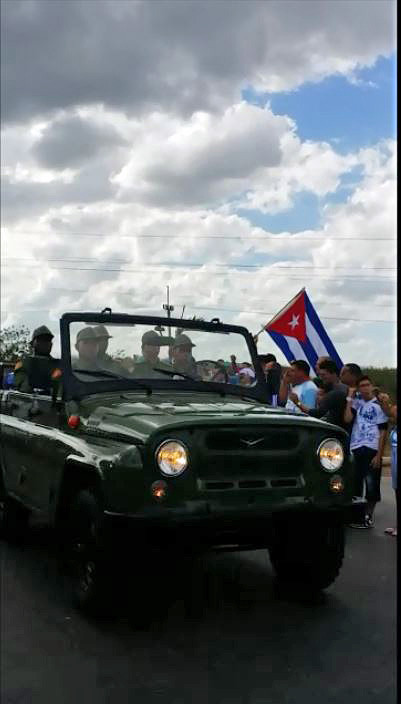Raul Castro op weg naar bijzetten van de as van zijn broer in Santiago