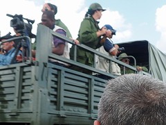 Vrachtwagen met verslaggevers