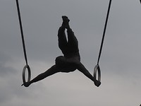 acrobaten op de brug tussen het ghetto en Kazimierz