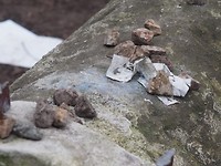 briefjes op de Joodse begraafplaats