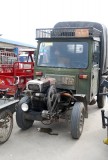 voertuig samengesteld uit tank - tractor -naaimachineonderdelen