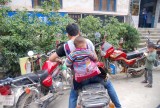 Scooteren met de baby op de rug