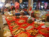 veel gedroogde vissoorten op de markt in Chengyang