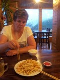 frietjes eten met stokjes