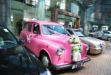 trouwauto's bij het hotel