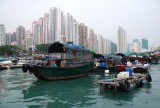 Aberdeen met de skyline van Hong Kong Island