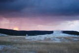 Old Faithful geyser 's avonds
