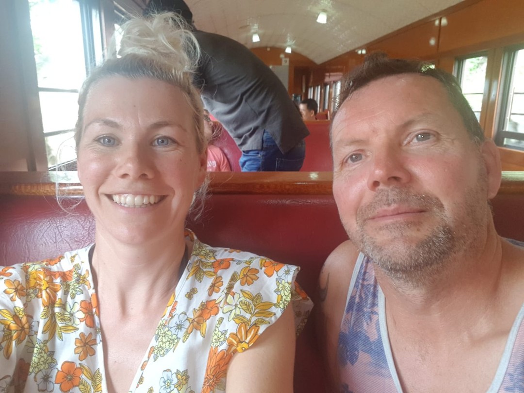 In de oude trein op weg naar beneden naar Cairns