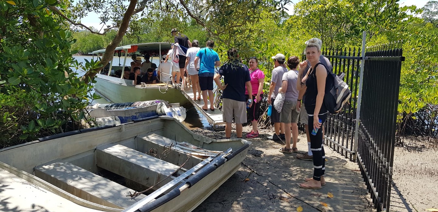 Met de boot op zoek na krokodillen