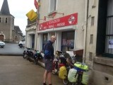 Even langs de bakker!!!  En een lekker bakkie koffie drinken. Hier troffen we onze fiets vrienBelgië