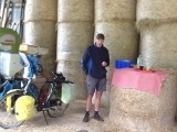 Schuilen in een boeren schuur, meteen maar even eten!