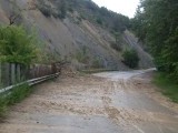 Modder over de weg gespoeld door veel regen in Pamplona
