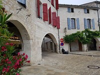 Castelnau, typerend Zuid-Franse stad met plein omgeven met arcades.