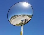 spiegelen in de strakblauwe lucht