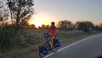 fietsen in de vroege ochtendzon