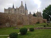Astorga met oude stadsmuur, kasteel en kathedraal