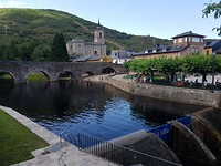 oude brug en kerkje bij Molinaseca