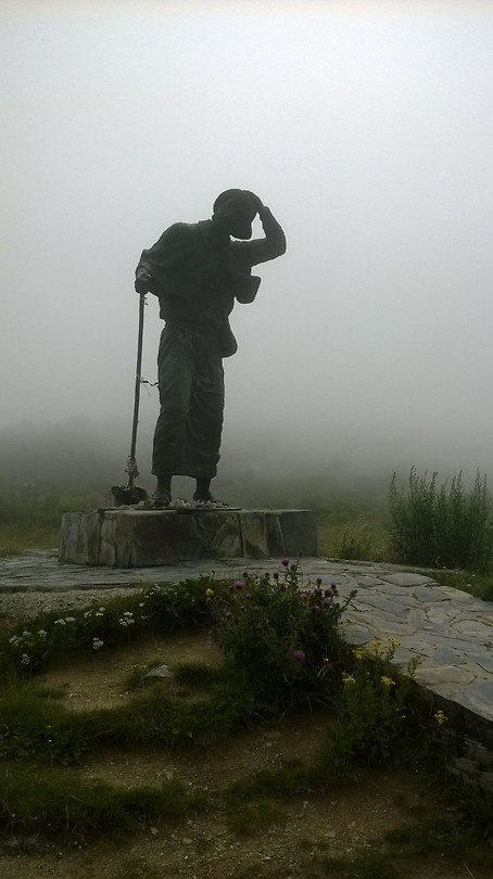 het beeld van Alte San Roque in de mist