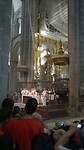 Het wierookvat wordt door de kerk geslingerd.